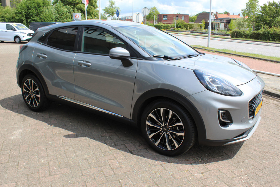 Ford Puma 1.0-125pk EcoBoost Mild-Hybrid Titanium X. Garantie t/m 07-03-2028 ! Slechts 7.400km ! Cruise cntrl, climate cntrl, stoel-, stuur- en voorraamverw., draadloos opladen telefoon, trekhaak afneembaar, navigatie, telefoonvoorb., LM wielen, B&O soundsyst., digitaal dashboard etc.