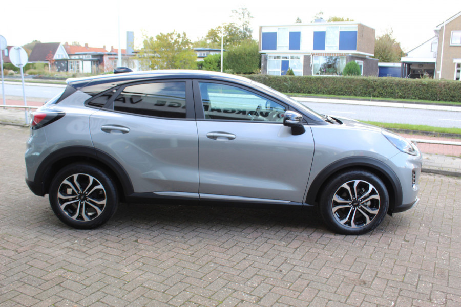Ford Puma 1.0-125pk EcoBoost Hybrid Titanium Nieuw Model Naviagtie , Camera , Stoel , Stuur en Voorruitverwarming Fabrieksgarantie t/m 16-6-2029 ! Slechts 3.000km !