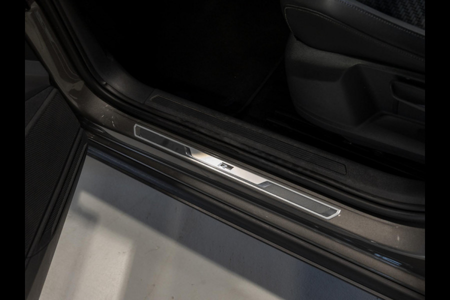 Volkswagen T-Cross 1.0 TSI 2x R-Line / 115pk / Dodehoek herkenning / Automatische klimaatregeling /
