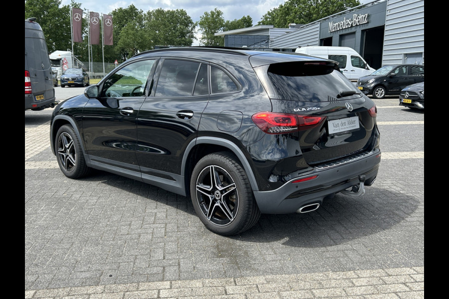 Mercedes-Benz GLA 250 e AMG // Trekhaak / Panoramadak // Keyless Entry // MultiBeam LED // Carplay // Sfeerverlichting