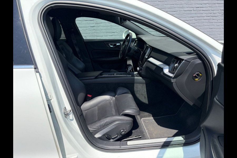 Volvo V60 2.0 T5 251PK Aut. Leder Wegkl.Trekhaak Navi Ecc Adap.Cruise Contourstoelen Apple CarPlay Android Auto Bordherk. High Performance Elek.Stoelen+Memory Elek.Achterklep Privacy Glas Lmv 18" Regensensor 1.800KG Trekgewicht Origineel Nederlandse Auto