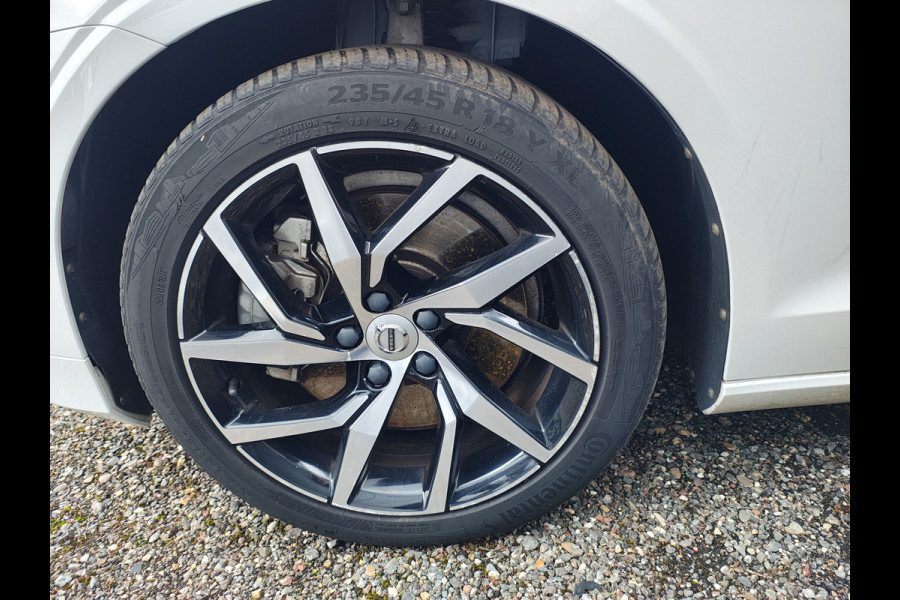 Volvo V60 2.0 T5 251PK Aut. Leder Wegkl.Trekhaak Navi Ecc Adap.Cruise Contourstoelen Apple CarPlay Android Auto Bordherk. High Performance Elek.Stoelen+Memory Elek.Achterklep Privacy Glas Lmv 18" Regensensor 1.800KG Trekgewicht Origineel Nederlandse Auto