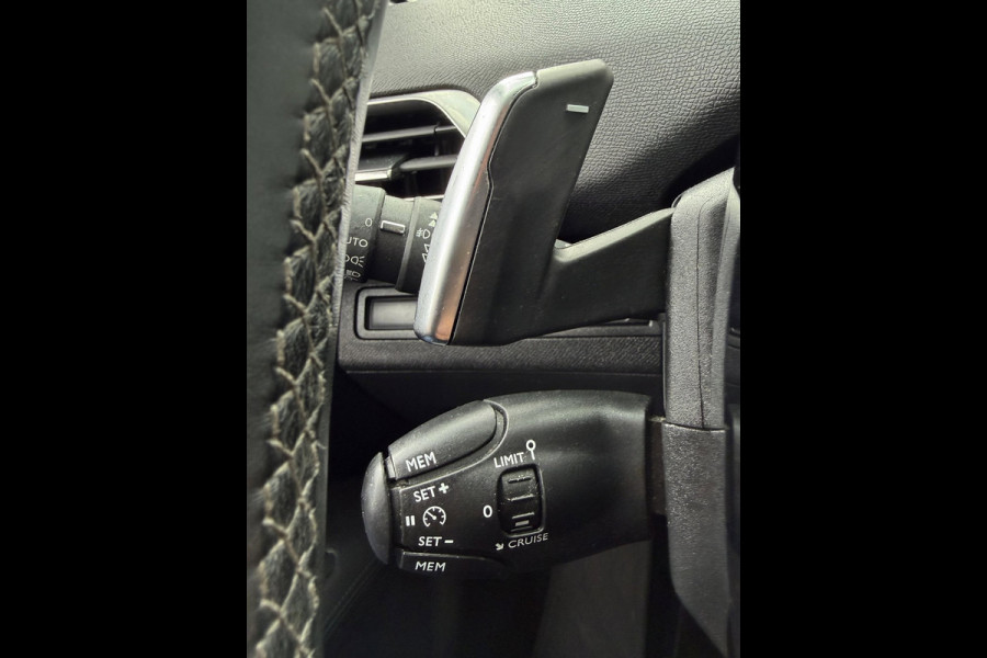 Peugeot 3008 1.2 PureTech Allure -AUTOMAAT I Navigatie I LED/PDC I Achteruitrij camera I Airco I Sport velgen I Dealer onderhouden
