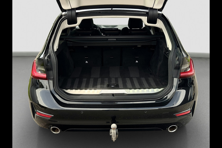 BMW 3 Serie Touring 330e xDrive | Laser | Trekhaak | Head Up | 360 | Sfeerverlichting | Dodehoek | 1e eigenaar