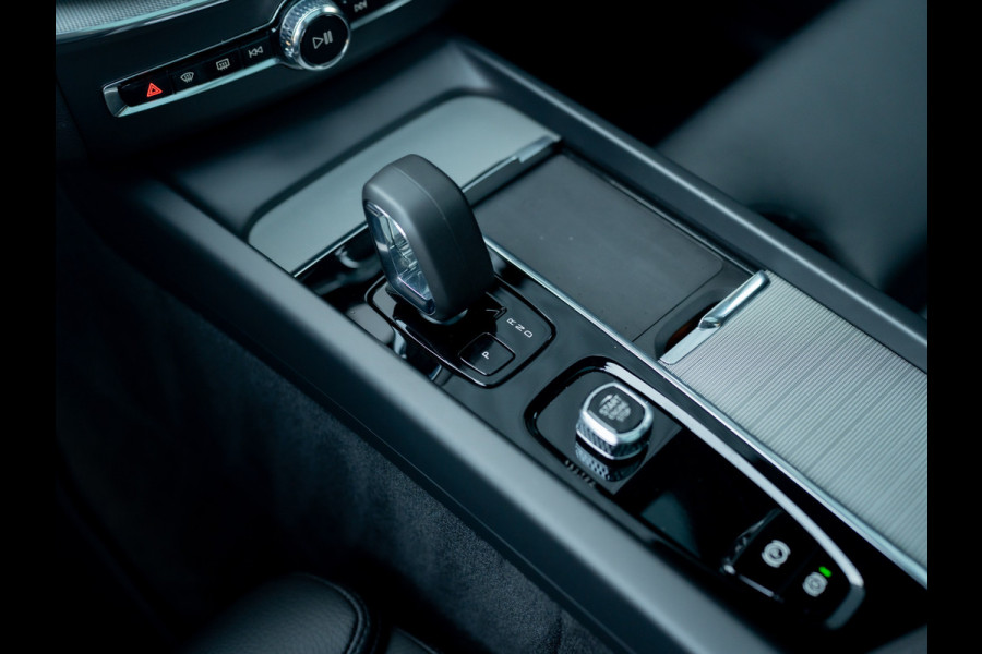 Volvo XC60 2.0 T8 Plug-in hybrid AWD Plus Dark | Pano | Trekhaak wegkl. | 360 Camera | Head Up | Harman/ Kardon | Prijs Rijklaar!!