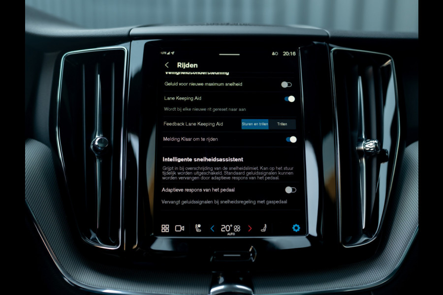 Volvo XC60 2.0 T8 Plug-in hybrid AWD Plus Dark | Pano | Trekhaak wegkl. | 360 Camera | Head Up | Harman/ Kardon | Prijs Rijklaar!!