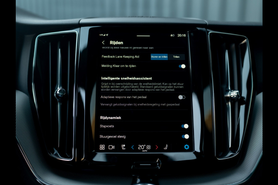 Volvo XC60 2.0 T8 Plug-in hybrid AWD Plus Dark | Pano | Trekhaak wegkl. | 360 Camera | Head Up | Harman/ Kardon | Prijs Rijklaar!!