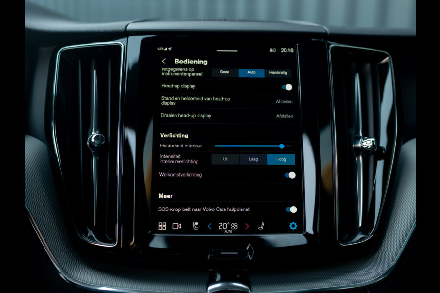 Volvo XC60 2.0 T8 Plug-in hybrid AWD Plus Dark | Pano | Trekhaak wegkl. | 360 Camera | Head Up | Harman/ Kardon | Prijs Rijklaar!!