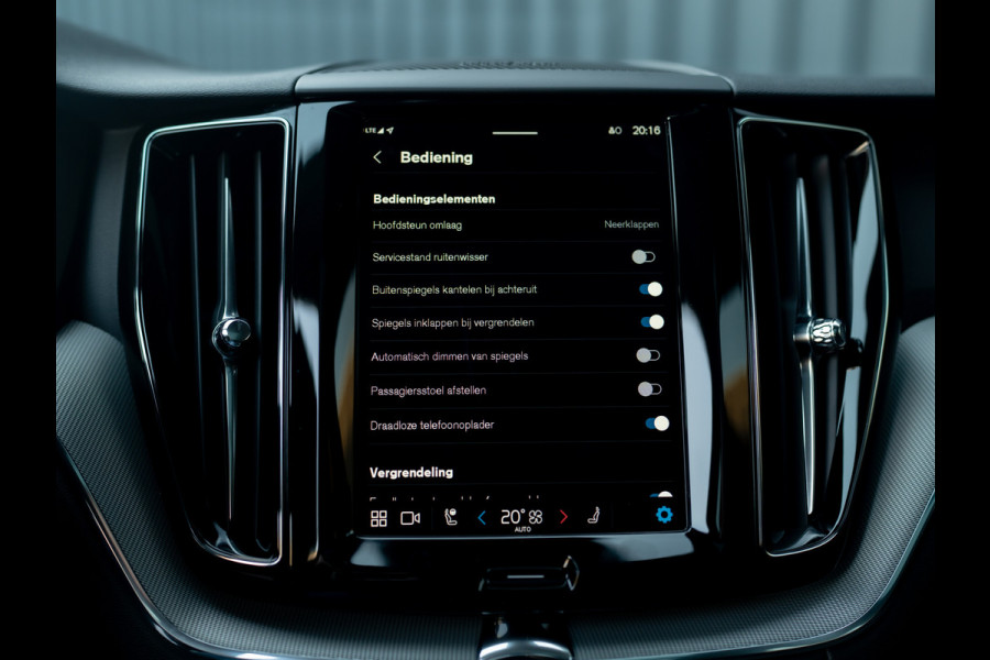 Volvo XC60 2.0 T8 Plug-in hybrid AWD Plus Dark | Pano | Trekhaak wegkl. | 360 Camera | Head Up | Harman/ Kardon | Prijs Rijklaar!!