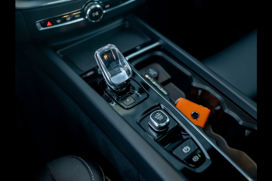 Volvo XC60 2.0 T6 Plug-in hybrid AWD Plus Black Edition | Pano | Trekhaak wegkl. | Facelift | 360 Camera | Head Up | Harman/ Kardon | Prijs Rijklaar!!