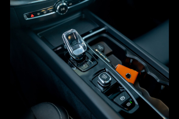 Volvo XC60 2.0 T6 Plug-in hybrid AWD Plus Black Edition | Pano | Trekhaak wegkl. | Facelift | 360 Camera | Head Up | Harman/ Kardon | Prijs Rijklaar!!