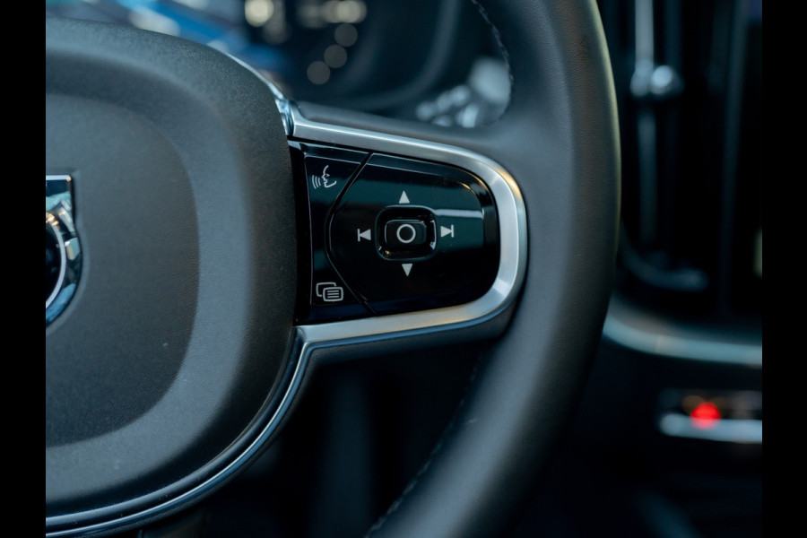Volvo XC60 2.0 T6 Plug-in hybrid AWD Plus Black Edition | Pano | Trekhaak wegkl. | Facelift | 360 Camera | Head Up | Harman/ Kardon | Prijs Rijklaar!!