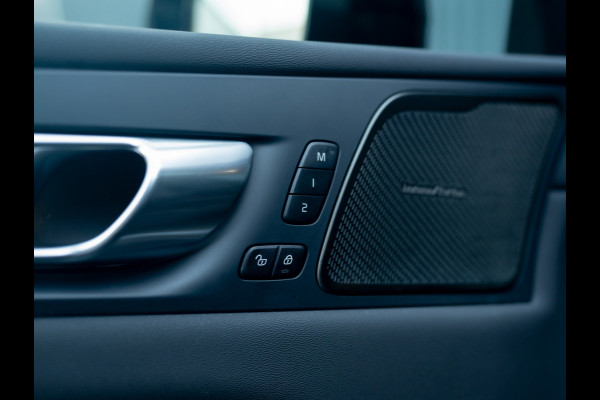 Volvo XC60 2.0 T6 Plug-in hybrid AWD Plus Black Edition | Pano | Trekhaak wegkl. | Facelift | 360 Camera | Head Up | Harman/ Kardon | Prijs Rijklaar!!