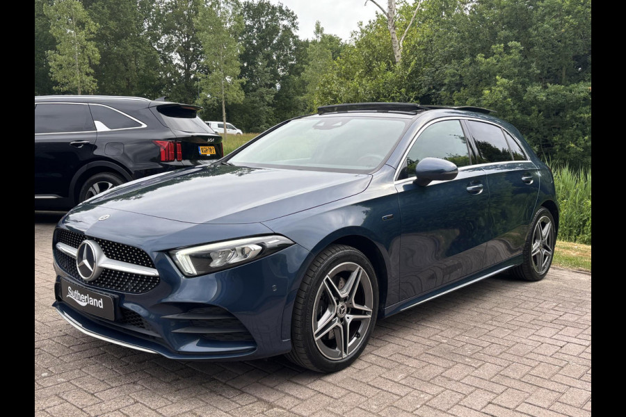 Mercedes-Benz A-Klasse 250 e AMG Line | Panoramadak | Stoelverwarming | Sportstoelen | Camera