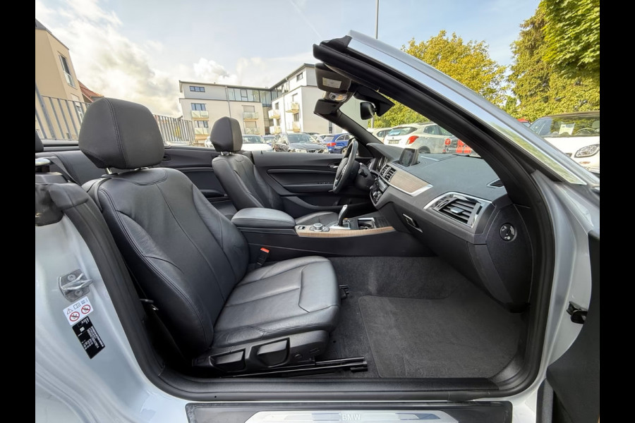 BMW 2 Serie Cabrio 220iA LUXURY ** ADAPT. LED, LEDER, NAVI, VERW. STUUR CAMERA, 18-inch LMV ** UNFALLFREI - Slechts 36.000km. ** ** INFORMEER OOK NAAR ONZE AANTREKKELIJKE FINANCIAL-LEASE TARIEVEN **