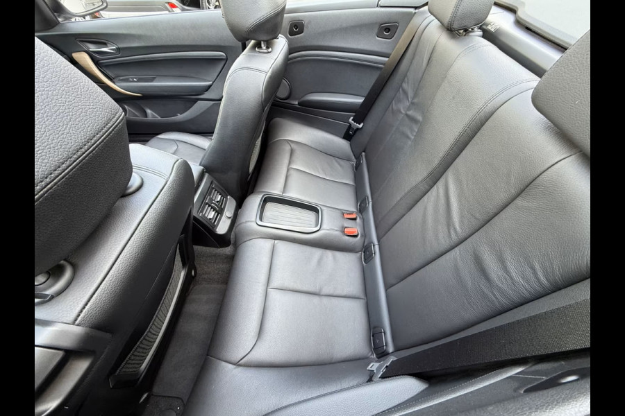 BMW 2 Serie Cabrio 220iA LUXURY ** ADAPT. LED, LEDER, NAVI, VERW. STUUR CAMERA, 18-inch LMV ** UNFALLFREI - Slechts 36.000km. ** ** INFORMEER OOK NAAR ONZE AANTREKKELIJKE FINANCIAL-LEASE TARIEVEN **