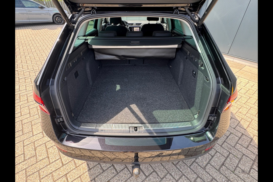 Škoda Superb Combi 1.4 TSI iV Style * Trekhaak * Stoelverwarming * Digitale teller *