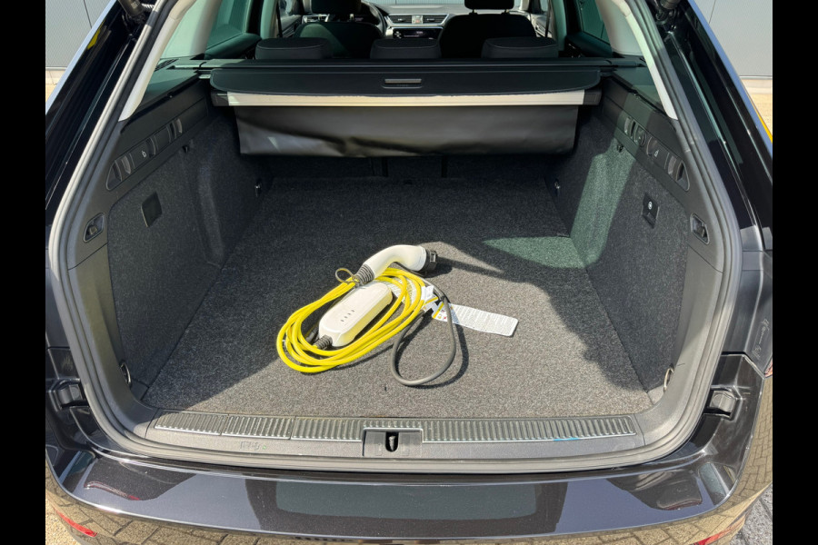 Škoda Superb Combi 1.4 TSI iV Style * Trekhaak * Stoelverwarming * Digitale teller *