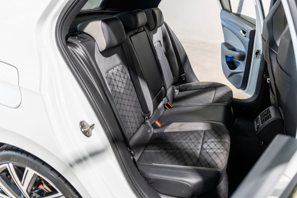 Volkswagen Golf 1.5 eTSI DSG R-Line Pano IQ Camera