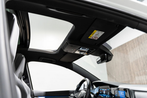 Volkswagen Golf 1.5 eTSI DSG R-Line Pano IQ Camera