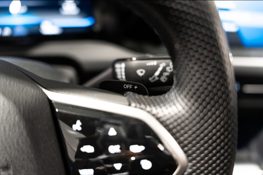 Volkswagen Golf 1.5 eTSI DSG R-Line Pano IQ Camera