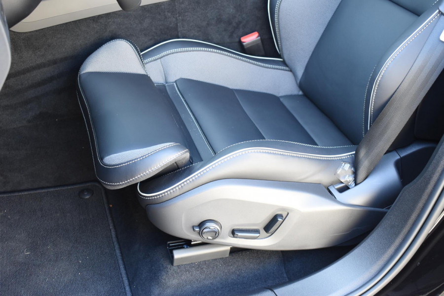 Volvo XC60 T6 350PK Plug-in hybrid AWD Plus Black Edition / Adaptive Cruise control / Elektrische stoelen met geheugen / Stuurverwarming / Stoelverwarming v+a / 360 Camera / Harman Kardon / Semi-elektrisch inklapbare trekhaak