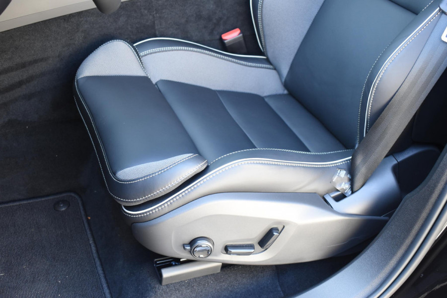 Volvo XC60 T6 350PK Plug-in hybrid AWD Plus Black Edition / Adaptive Cruise control / Elektrische stoelen met geheugen / Stuurverwarming / Stoelverwarming v+a / 360 Camera / Harman Kardon / Semi-elektrisch inklapbare trekhaak