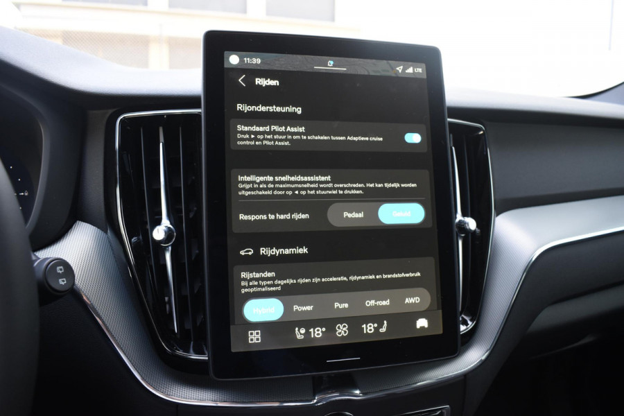 Volvo XC60 T6 350PK Plug-in hybrid AWD Plus Black Edition / Adaptive Cruise control / Elektrische stoelen met geheugen / Stuurverwarming / Stoelverwarming v+a / 360 Camera / Harman Kardon / Semi-elektrisch inklapbare trekhaak