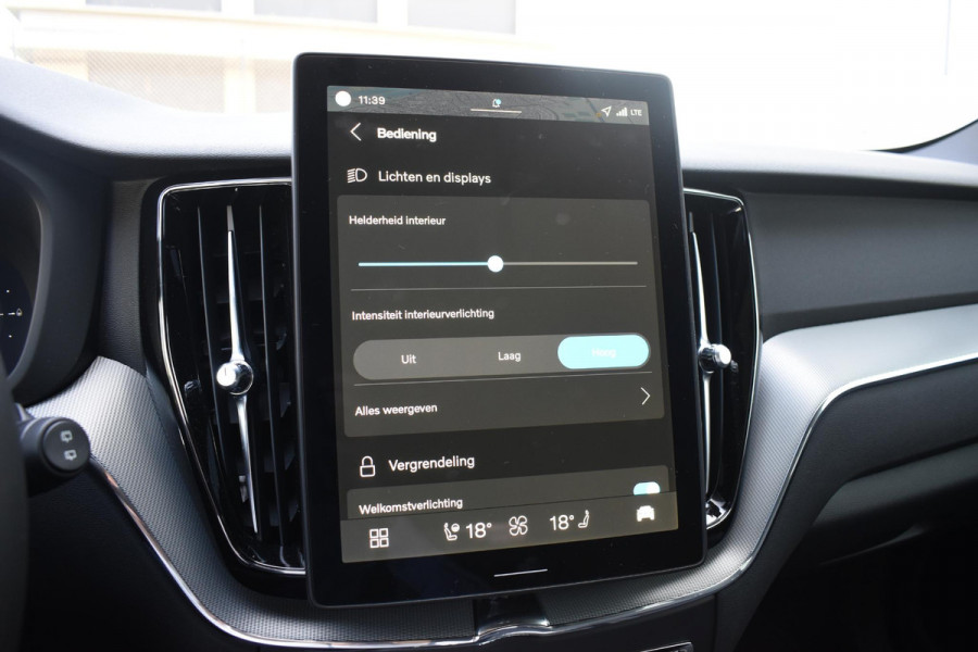Volvo XC60 T6 350PK Plug-in hybrid AWD Plus Black Edition / Adaptive Cruise control / Elektrische stoelen met geheugen / Stuurverwarming / Stoelverwarming v+a / 360 Camera / Harman Kardon / Semi-elektrisch inklapbare trekhaak