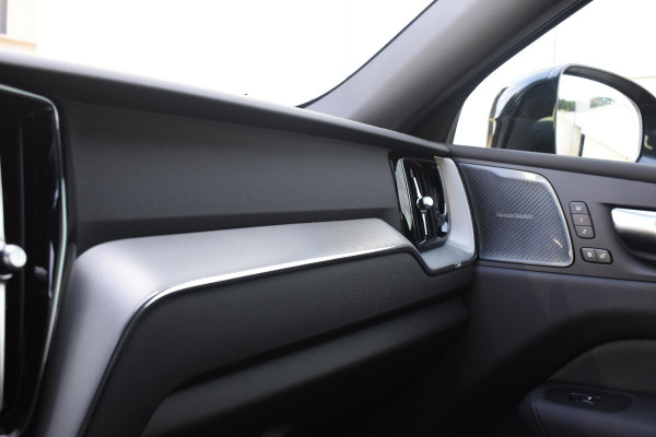 Volvo XC60 T6 350PK Plug-in hybrid AWD Plus Black Edition / Adaptive Cruise control / Elektrische stoelen met geheugen / Stuurverwarming / Stoelverwarming v+a / 360 Camera / Harman Kardon / Semi-elektrisch inklapbare trekhaak