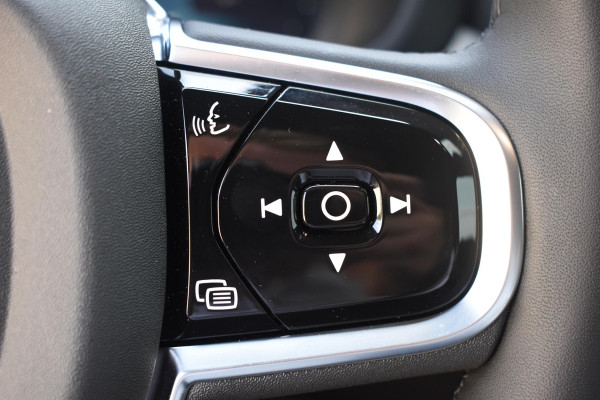Volvo XC60 T6 350PK Plug-in hybrid AWD Plus Black Edition / Adaptive Cruise control / Elektrische stoelen met geheugen / Stuurverwarming / Stoelverwarming v+a / 360 Camera / Harman Kardon / Semi-elektrisch inklapbare trekhaak