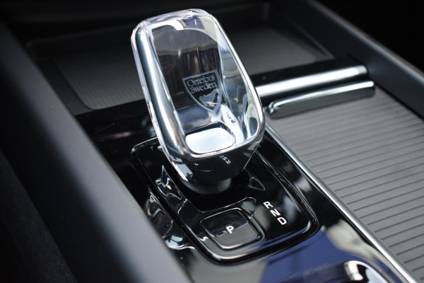 Volvo XC60 T6 350PK Plug-in hybrid AWD Plus Black Edition / Adaptive Cruise control / Elektrische stoelen met geheugen / Stuurverwarming / Stoelverwarming v+a / 360 Camera / Harman Kardon / Semi-elektrisch inklapbare trekhaak