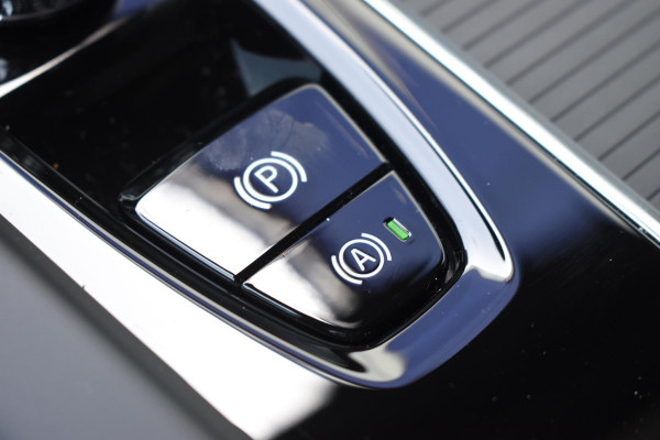 Volvo XC60 T6 350PK Plug-in hybrid AWD Plus Black Edition / Adaptive Cruise control / Elektrische stoelen met geheugen / Stuurverwarming / Stoelverwarming v+a / 360 Camera / Harman Kardon / Semi-elektrisch inklapbare trekhaak