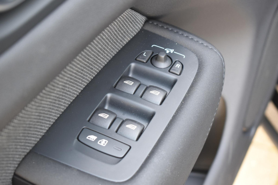 Volvo XC60 T6 350PK Plug-in hybrid AWD Plus Black Edition / Adaptive Cruise control / Elektrische stoelen met geheugen / Stuurverwarming / Stoelverwarming v+a / 360 Camera / Harman Kardon / Semi-elektrisch inklapbare trekhaak