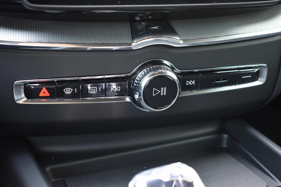 Volvo XC60 T6 350PK Plug-in hybrid AWD Plus Black Edition / Adaptive Cruise control / Elektrische stoelen met geheugen / Stuurverwarming / Stoelverwarming v+a / 360 Camera / Harman Kardon / Semi-elektrisch inklapbare trekhaak