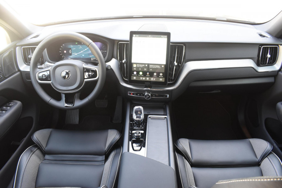 Volvo XC60 T6 350PK Plug-in hybrid AWD Plus Black Edition / Adaptive Cruise control / Elektrische stoelen met geheugen / Stuurverwarming / Stoelverwarming v+a / 360 Camera / Harman Kardon / Semi-elektrisch inklapbare trekhaak