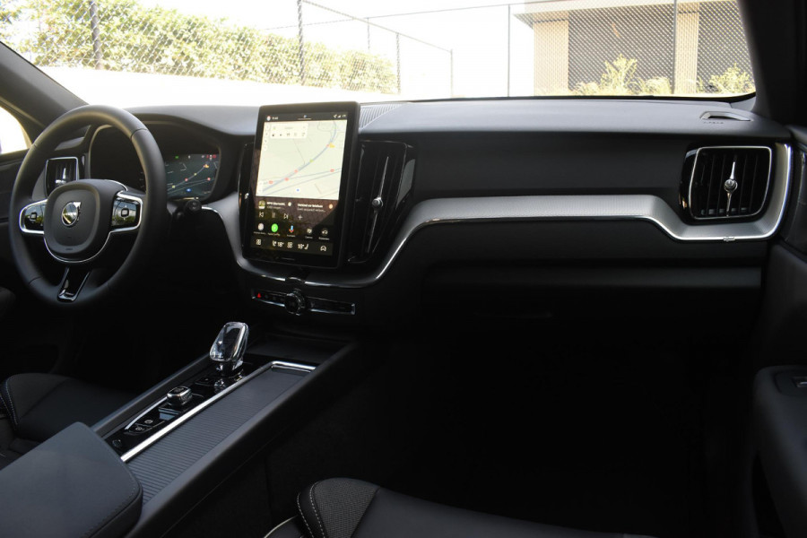 Volvo XC60 T6 350PK Plug-in hybrid AWD Plus Black Edition / Adaptive Cruise control / Elektrische stoelen met geheugen / Stuurverwarming / Stoelverwarming v+a / 360 Camera / Harman Kardon / Semi-elektrisch inklapbare trekhaak