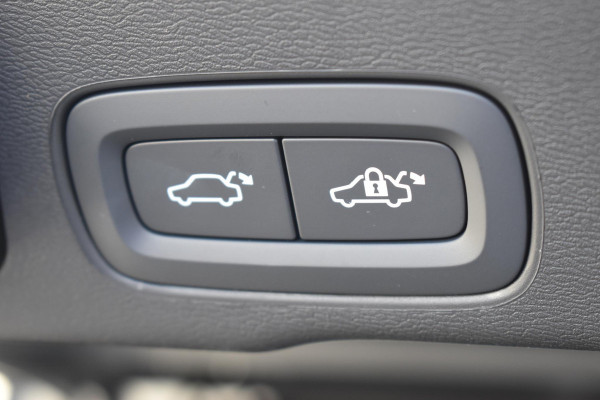 Volvo XC60 T6 350PK Plug-in hybrid AWD Plus Black Edition / Adaptive Cruise control / Elektrische stoelen met geheugen / Stuurverwarming / Stoelverwarming v+a / 360 Camera / Harman Kardon / Semi-elektrisch inklapbare trekhaak
