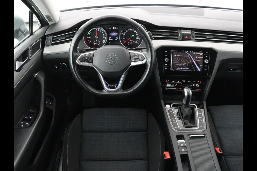 Volkswagen Passat 1.4 TSI PHEV GTE | SOH 91,6% | Stoelverwarming | Trekhaak | Adaptive cruise | Camera | Carplay | Matrix LED | Navigatie | Massage | Parkeerhulp | Climate control | Getint glas | Plug In