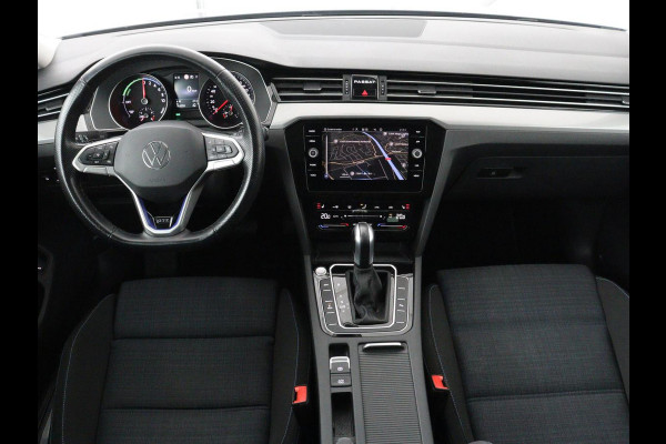 Volkswagen Passat 1.4 TSI PHEV GTE | SOH 91,6% | Stoelverwarming | Trekhaak | Adaptive cruise | Camera | Carplay | Matrix LED | Navigatie | Massage | Parkeerhulp | Climate control | Getint glas | Plug In