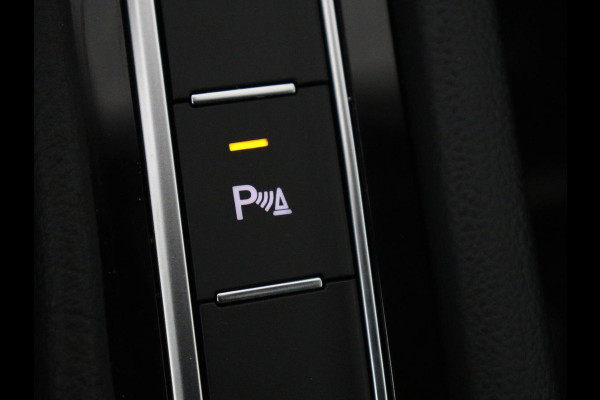 Volkswagen Passat 1.4 TSI PHEV GTE | SOH 91,6% | Stoelverwarming | Trekhaak | Adaptive cruise | Camera | Carplay | Matrix LED | Navigatie | Massage | Parkeerhulp | Climate control | Getint glas | Plug In