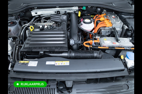 Volkswagen Golf 1.4 eHybrid Style | Standkachel | Stuur-, Stoel- & Achterbankverw. | Adap. Cruise | Travel assist | Camera, Ergo Active stoel met massage, IQ Led