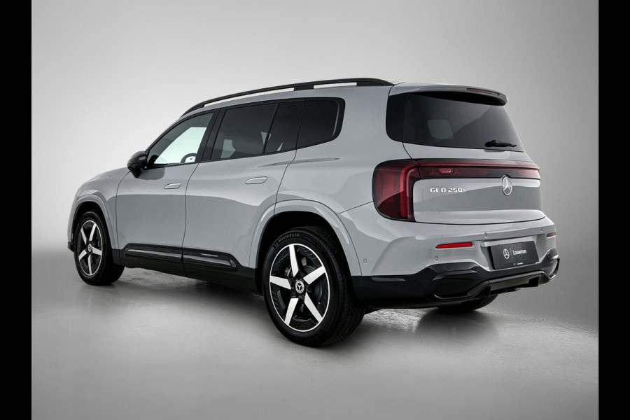 Mercedes-Benz Glb 250+ Business Solution AMG 7p. 85.5 kWh | Premium pakket | Winterpakket | Nightpakket | Parkeerpakket | Trekhaak | GUARD 360° | Warmtewerend, donkergetint glas | Vast panoramadak | 19” vijfspaaks lichtmetalen AMG-velgen |