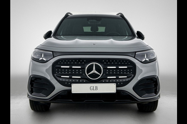 Mercedes-Benz Glb 250+ Business Solution AMG 7p. 85.5 kWh | Premium pakket | Winterpakket | Nightpakket | Parkeerpakket | Trekhaak | GUARD 360° | Warmtewerend, donkergetint glas | Vast panoramadak | 19” vijfspaaks lichtmetalen AMG-velgen |