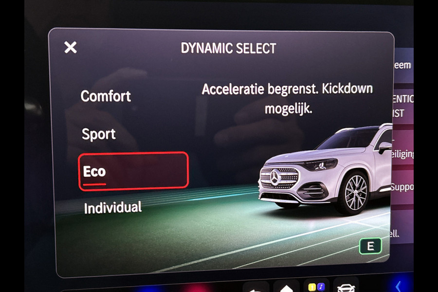 Mercedes-Benz Glb 250+ Business Solution AMG 7p. 85.5 kWh | Premium pakket | Winterpakket | Nightpakket | Parkeerpakket | Trekhaak | GUARD 360° | Warmtewerend, donkergetint glas | Vast panoramadak | 19” vijfspaaks lichtmetalen AMG-velgen |