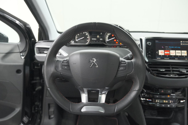 Peugeot 2008 PureTech 110 EAT6 GT Line | Trekhaak | Camera | Panoramadak | Allseason Banden