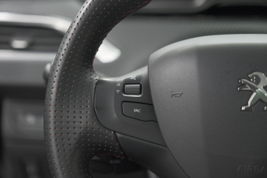Peugeot 2008 PureTech 110 EAT6 GT Line | Trekhaak | Camera | Panoramadak | Allseason Banden