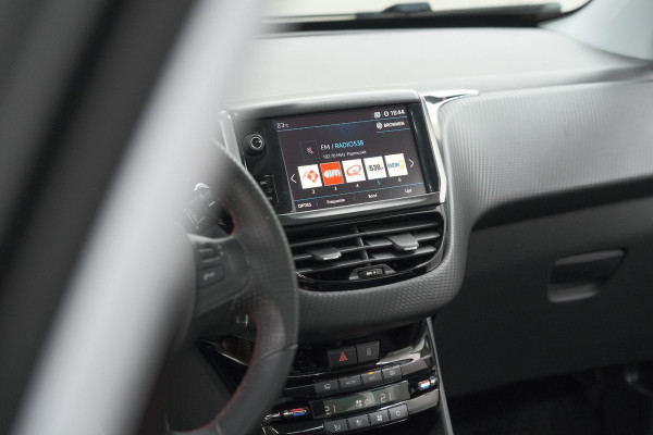 Peugeot 2008 PureTech 110 EAT6 GT Line | Trekhaak | Camera | Panoramadak | Allseason Banden