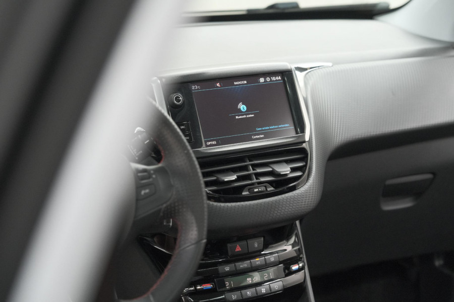 Peugeot 2008 PureTech 110 EAT6 GT Line | Trekhaak | Camera | Panoramadak | Allseason Banden