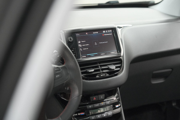 Peugeot 2008 PureTech 110 EAT6 GT Line | Trekhaak | Camera | Panoramadak | Allseason Banden